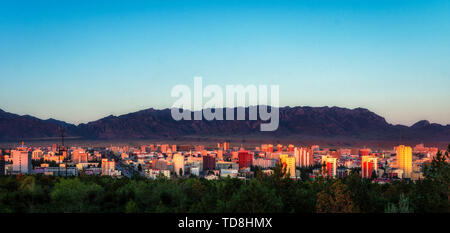 Tramonto a sinistra Alashan bandiera città sotto la montagna Helan Foto Stock