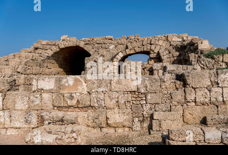 Acquedotto nella città antica Cesarea in Israele Foto Stock