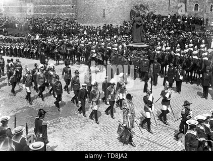 King George, il Principe di Galles, Prince Albert, Kaiser, il duca di Connaught, il Re di Spagna e al re di Bulgaria, passando attraverso il Windsor per i funerali di re Edoardo VII. Foto Stock