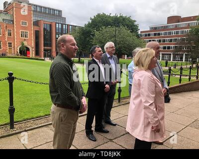 John Teggart (seconda a sinistra) al di fuori del Queen's University di Belfast, Belfast, Irlanda del Nord, che ha detto che l'IRA ha rotto la proclamazione della Repubblica irlandese quando ha ucciso il suo 15-anno-vecchio fratello con difficoltà di apprendimento. Foto Stock