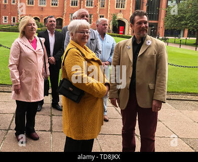 John Teggart (seconda a sinistra) al di fuori del Queen's University di Belfast, Belfast, Irlanda del Nord, che ha detto che l'IRA ha rotto la proclamazione della Repubblica irlandese quando ha ucciso il suo 15-anno-vecchio fratello con difficoltà di apprendimento. Foto Stock