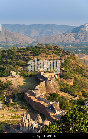 Una vista dei Templi Jain e 38 km di muro del 15 ° secolo Hill Fort di Kumbhal in Rajasthan, India Foto Stock