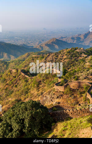 Una vista del muro di 38 km del 15 ° secolo Hill Fort di Kumbhal a Udaipur, India Foto Stock