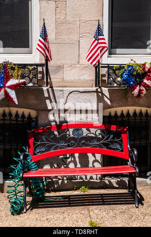 Panchina da giardino con Americana Memorial Day bandiere e decorazioni; Philadelphia, Pennsylvania, STATI UNITI D'AMERICA Foto Stock