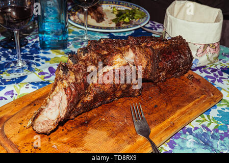 "Parrillada' argentino fare barbecue sul live del carbone (nessuna fiamma), carni bovine 'asado', pane, 'il Chorizo' Foto Stock