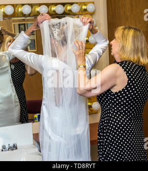 Madre contribuisce abito sposa per la Chiesa tradizionale matrimonio; Congressional Chiesa; Buena Vista; Colorado; USA Foto Stock