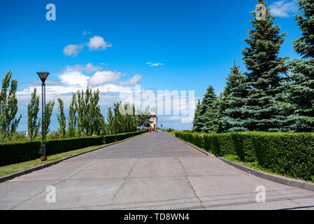 Vista del vicolo che conduce alla piccola moderna chiesa ortodossa in Russia Foto Stock