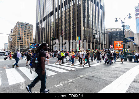 La città di New York, Stati Uniti d'America - 31 Luglio 2018: Persone che attraverso un passaggio pedonale di fronte al Madison Square Garden (MSG o giardino) a Manhattan, New Foto Stock