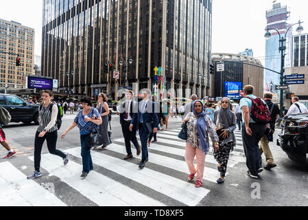 La città di New York, Stati Uniti d'America - 31 Luglio 2018: Persone che attraverso un passaggio pedonale di fronte al Madison Square Garden (MSG o giardino) a Manhattan, New Foto Stock