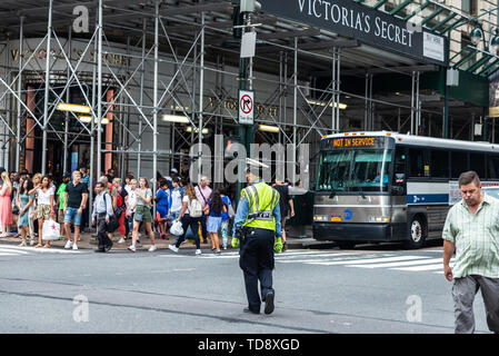 La città di New York, Stati Uniti d'America - 31 Luglio 2018: donna musulmana funzionario di polizia dirigere traffico a Manhattan, New York City, Stati Uniti d'America Foto Stock