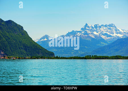 Bellissima vista del paesaggio delle Alpi sul Lago di Ginevra a Montreux, Svizzera. Foto Stock