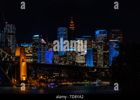 Il Sydney Harbour di notte durante il famoso festival di luce vivida. Sydney, Australia. Foto Stock