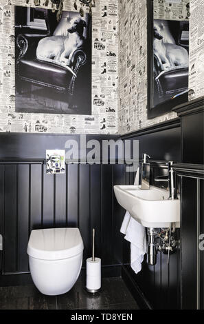 Bagno monocromatica con giornale vintage sfondo nero e boiserie UK & IRISH UTILIZZARE SOLO Foto Stock