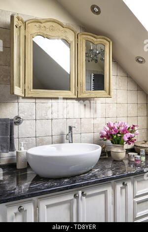 Legno Trifold specchio sopra il lavandino di marmo nero che il ripiano del bancone in bagno Soffitta UK & IRISH UTILIZZARE SOLO Foto Stock