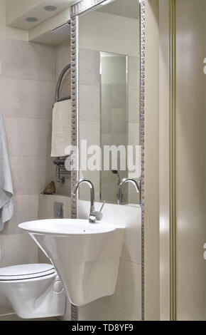 Specchio sopra montato a parete lavandino in bagno moderno UK & IRISH UTILIZZARE SOLO Foto Stock