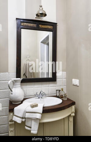 Specchio sopra il lavabo in stand in un angolo della stanza da bagno tradizionale UK & IRISH UTILIZZARE SOLO Foto Stock