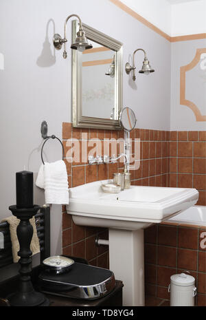 Bilancia da bagno e nero montante in legno portacandele accanto al lavabo con piedistallo in bagno UK & IRISH UTILIZZARE SOLO Foto Stock