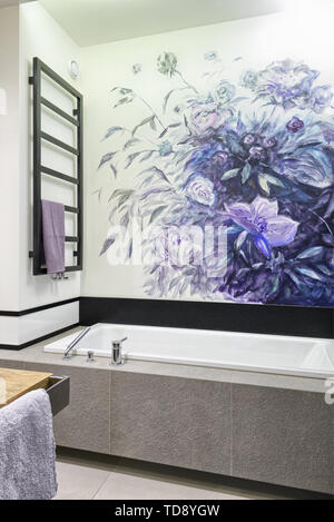 Fiori dipinti da un artista sulla parete in bagno moderno UK & IRISH UTILIZZARE SOLO Foto Stock