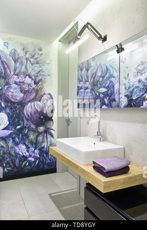 Fiori dipinti da un artista sulla parete in bagno moderno UK & IRISH UTILIZZARE SOLO Foto Stock