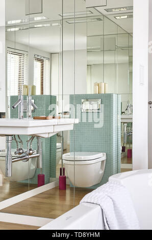 Bagno moderno la riflessione in piena specchi da parete UK & IRISH UTILIZZARE SOLO Foto Stock