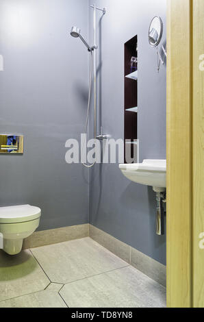 Piccolo bagno con doccia e pavimento scarico in moderno appartamento UK & IRISH UTILIZZARE SOLO Foto Stock