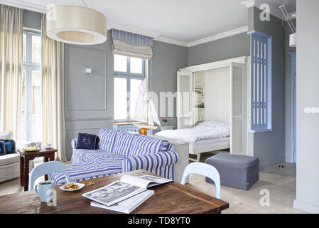 Lettino con strisce blu e bianche nel coperchio anteriore del wallbed UK & IRISH UTILIZZARE SOLO Foto Stock