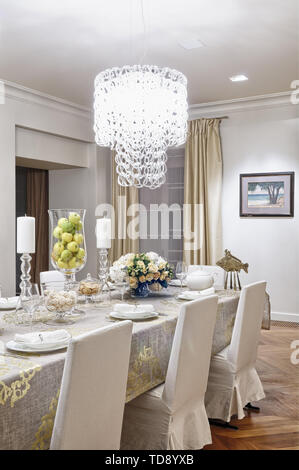 Rotondo in vetro lampadario di catena al di sopra di un tavolo da pranzo insieme per la cena nella sala da pranzo spaziosa NEL REGNO UNITO E IN IRLANDA I DIRITTI SOLTANTO Foto Stock