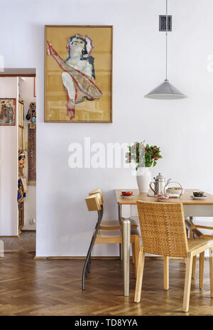 Mazzo di fiori e ceramica teacups sul tavolo nella sala da pranzo del Regno Unito e irlandese solo diritti Foto Stock