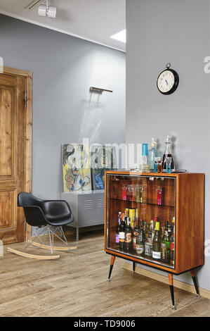 In stile retrò drinks cabinet nero e Eames sedia basculante in corridoio di REGNO UNITO E IRLANDA solo diritti Foto Stock