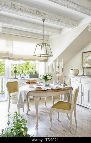 Round tavolo da pranzo in legno con tovaglie di lino insieme per cena in mansarda Appartamento NEL REGNO UNITO E IN IRLANDA I DIRITTI SOLTANTO Foto Stock