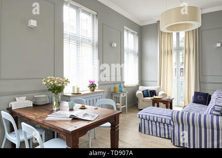 Colonial tavolo da pranzo accanto al lettino in spazioso appartamento open plan UK & IRISH UTILIZZARE SOLO Foto Stock