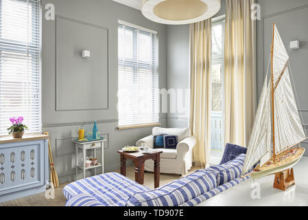 Colonial tavolino accanto al lettino in spazioso appartamento open plan UK & IRISH UTILIZZARE SOLO Foto Stock