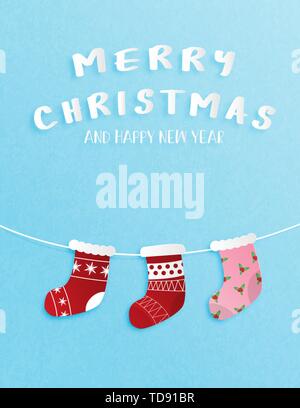 Celebrazione della Messa di Natale e di felice anno nuovo messaggio di saluto o scheda di invito in carta tagliata stile con appesi calze di Natale decorazione su sfondo blu. Ve Illustrazione Vettoriale