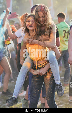 Ritratto di sorridenti giovani ragazze con vernici colorate su facce e vestiti. Due amici di trascorrere del tempo sulla Holi festival a colori Foto Stock