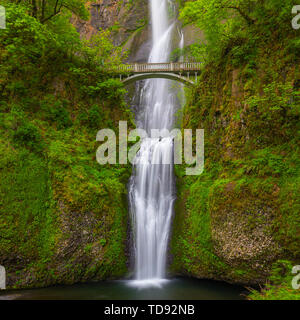 Cascate Multnomah è una cascata che si trova in Columbia River Gorge, a est di Troutdale, tra Corbett e Dodson, Oregon, Stati Uniti. Foto Stock