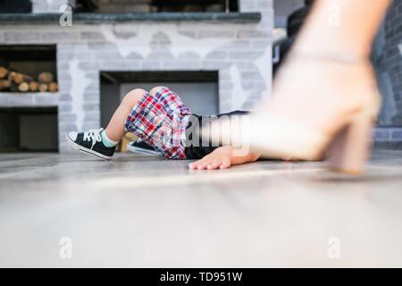 Arrestare abusando del concetto di violenza. Bad Behavior concetto. Aggressione. Bambino giacente, scarpe proviene. Spazio di copia Foto Stock