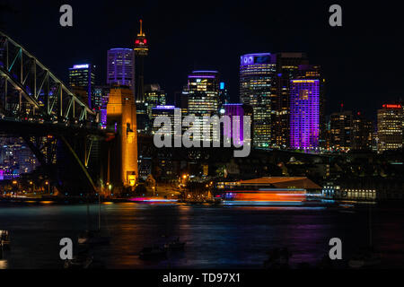 Il Sydney Harbour di notte durante il famoso festival di luce vivida. Sydney, Australia. Foto Stock