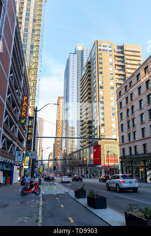 Seattle, Washington, Stati Uniti d'America / Marzo 2019: Guardando l'architettura degli edifici alti mentre si cammina per le strade di Seattle. Foto Stock