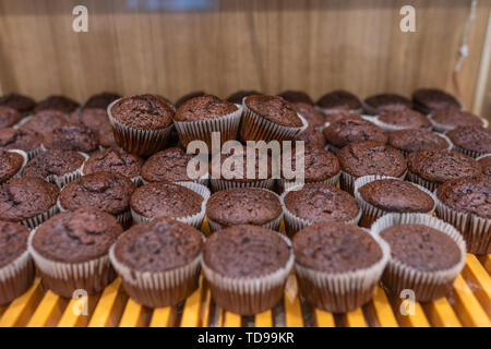 Numero di muffin al cioccolato in vendita presso il panificio Foto Stock
