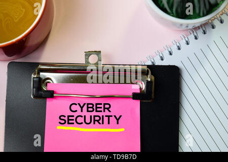 Cyber Security testo su foglietti adesivi con scrivania da ufficio concetto Foto Stock