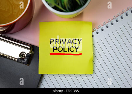 Politica sulla Privacy il testo su foglietti adesivi con scrivania da ufficio concetto Foto Stock