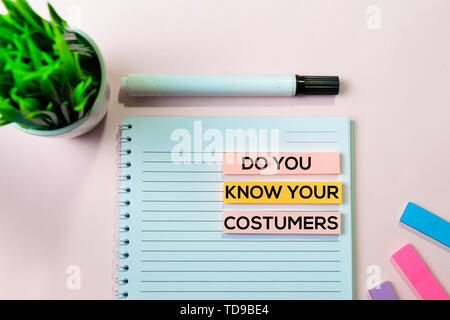 Fare conoscere il vostro cliente testo su foglietti adesivi con scrivania da ufficio concetto Foto Stock