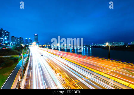 Del traffico su strada nel centro cittadino di Seoul di notte Foto Stock