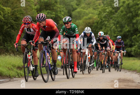 Il team del Canyon Kasia Niewiadoma (seconda a sinistra) come il peloton passa attraverso Burton Dassett Country Park durante la quarta fase dell'energia OVO donna Tour. Foto Stock