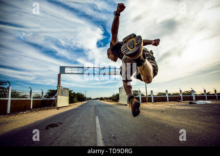 Africa, Senegal, border, border checkpoint, Dakar, superficie, cartello stradale, edificio, salta indietro, leap road, il convoglio, luci, veicoli fuoristrada, jeep, fari anteriori Foto Stock