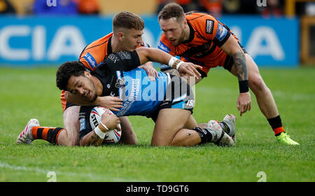 Hull FC's Bureta Faraimo è affrontato da Castleford Tigers Giordania Rankin (destra) e Jake Trueman, durante la Betfred Super League match presso il Mend-a-tubo Jungle, Castleford. Foto Stock