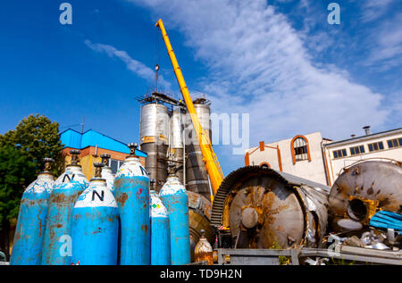 Utilizzato gas di vecchi serbatoi di saldatura, per il taglio di metallo di scarto con torcia a junkyard. Foto Stock