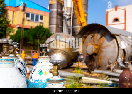 Utilizzato gas di vecchi serbatoi di saldatura, per il taglio di metallo di scarto con torcia a junkyard. Foto Stock