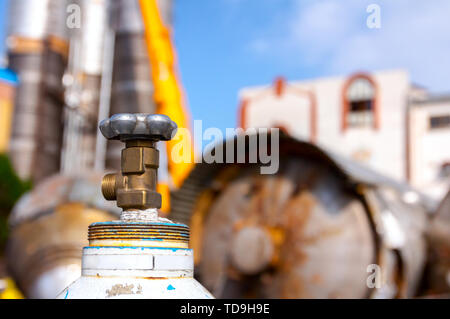 Utilizzato gas di vecchi serbatoi di saldatura, per il taglio di metallo di scarto con torcia a junkyard. Foto Stock