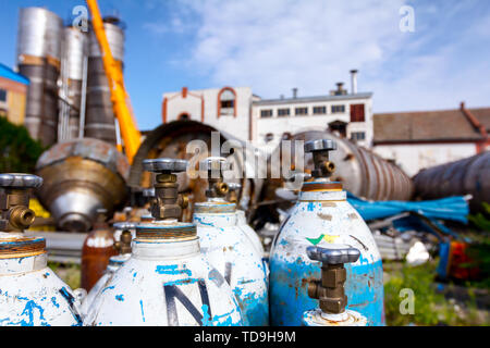 Utilizzato gas di vecchi serbatoi di saldatura, per il taglio di metallo di scarto con torcia a junkyard. Foto Stock